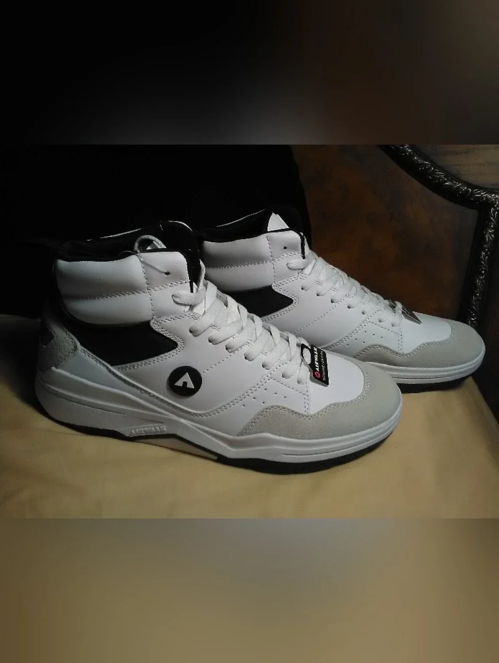 NWT MENS Airwalk White &  Black High-Top Sneakers SHARP LOOK SZ 9.5 GREAT SOLE